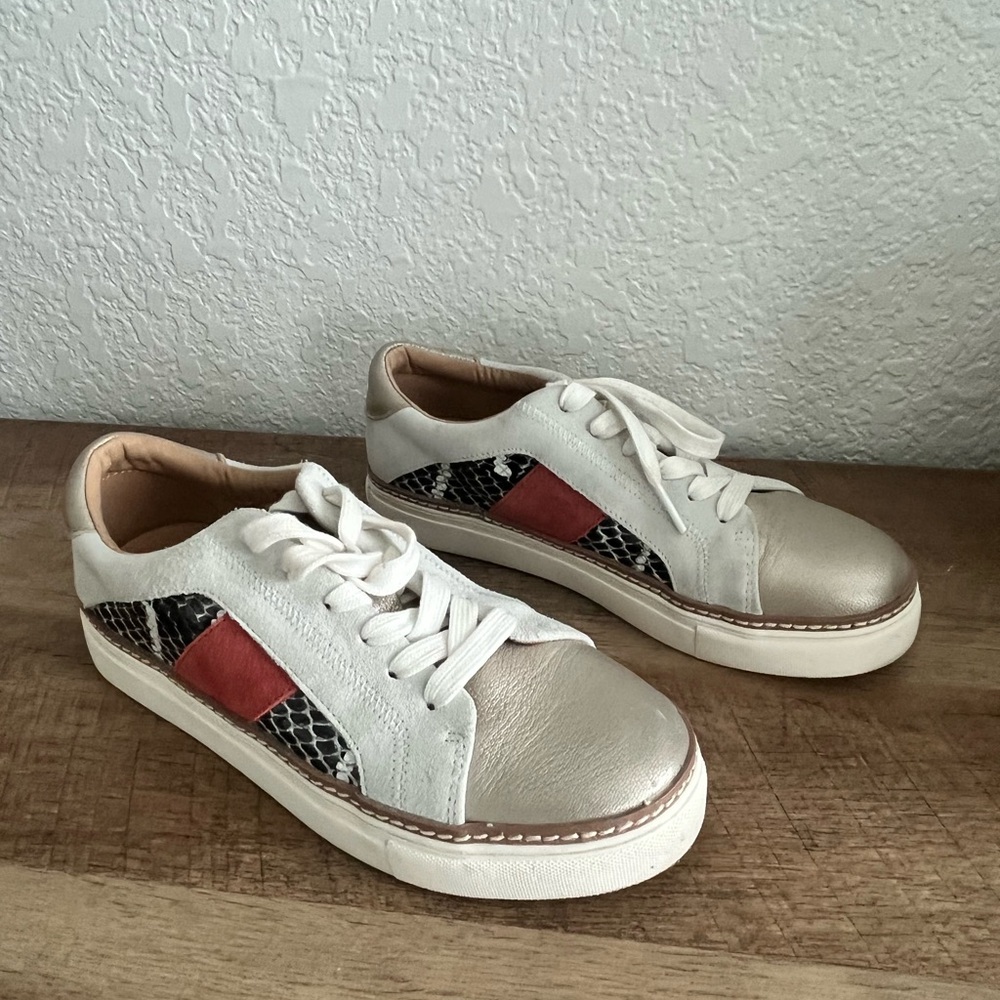 Crown Vintage woman’s multicolor Silver, red , gold Sneakers - Size 7M